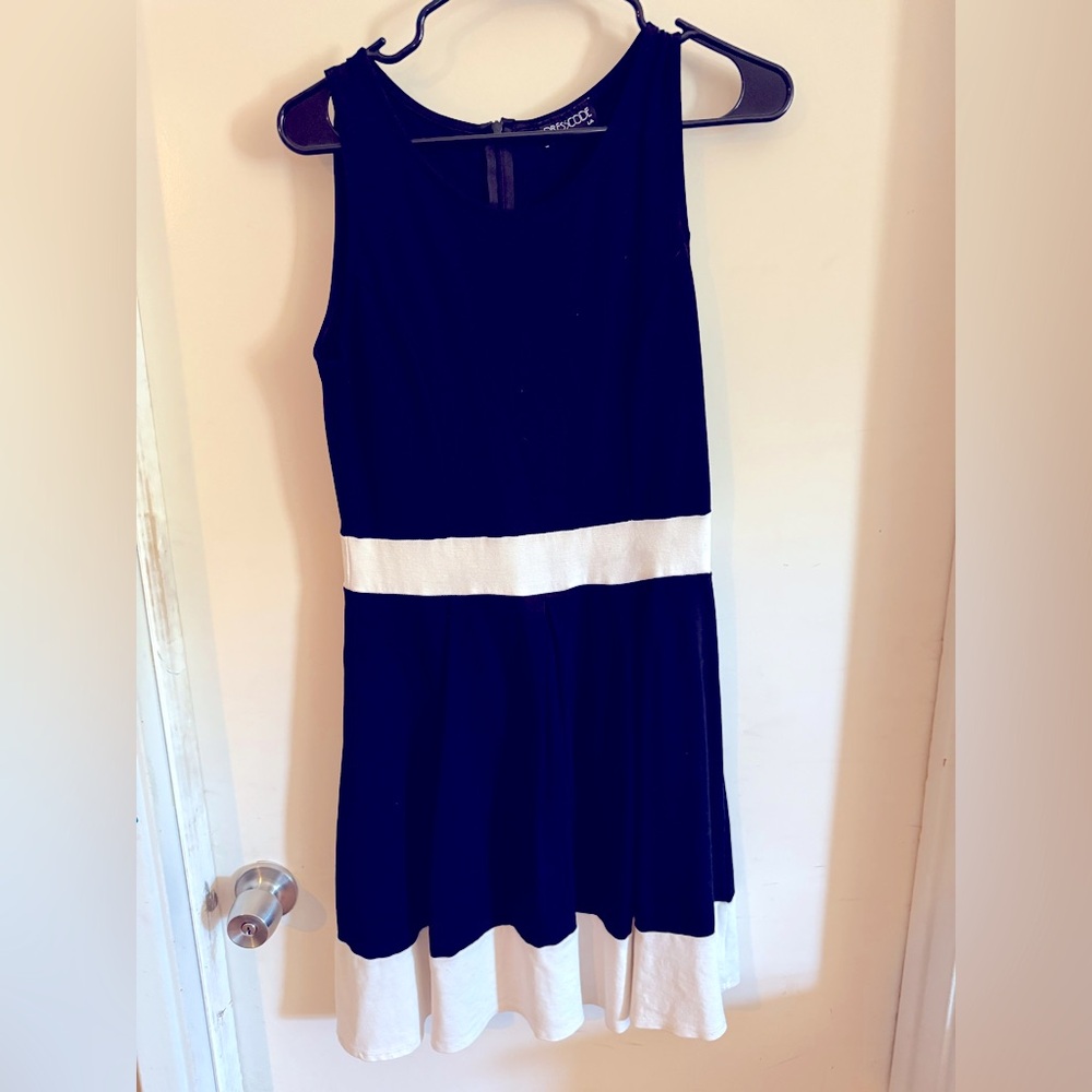 Elegant Black and White Sleeveless Dress